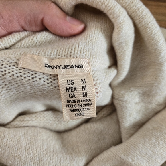 DKNY JEANS WOMENS SWEATER CREAM COLOR SIZE MEDIUM - Picture 3 of 5